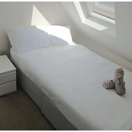6 Bedroom House With Parking ,, Garden Fast Wifi -ideal For Contractors And Work