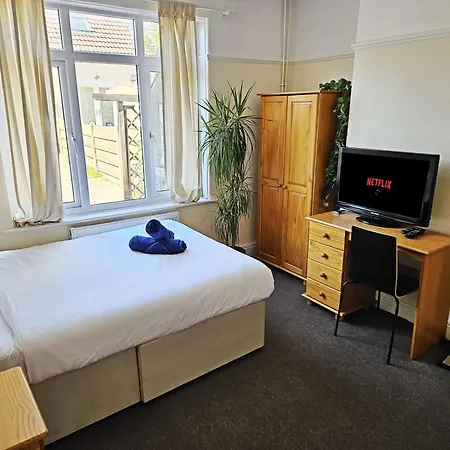 6 Bedroom House With Parking ,, Garden Fast Wifi -ideal For Contractors And Work *