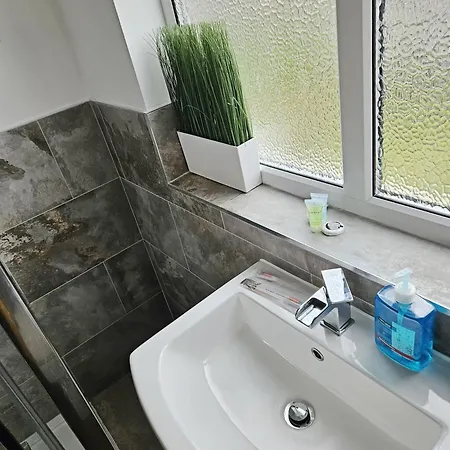 6 Bedroom House With Parking ,, Garden Fast Wifi -ideal For Contractors And Work Casa vacanze Bristol