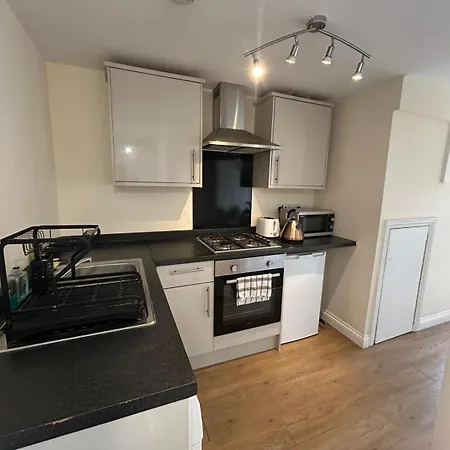 6 Bedroom House With Parking ,, Garden Fast Wifi -ideal For Contractors And Work *