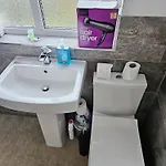 펜션 6-bed House - Fast Wifi, Self Check-in, Parking-ideal For Contractors And Work